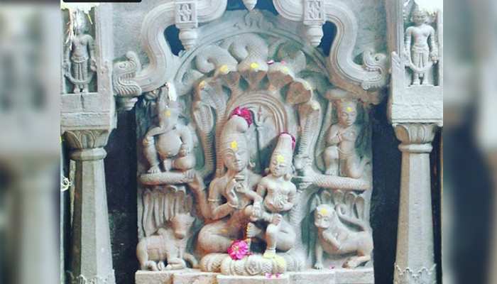 Nag Panchami 2019: साल में सिर्फ एक बार दर्शन देते हैं नागचंद्रेश्वर भगवान, नाग पंचमी के दिन खुलता है मंदिर Nag Panchami 2019: साल में सिर्फ एक बार दर्शन देते हैं नागचंद्रेश्वर भगवान, नाग पंचमी के दिन खुलता है मंदिर