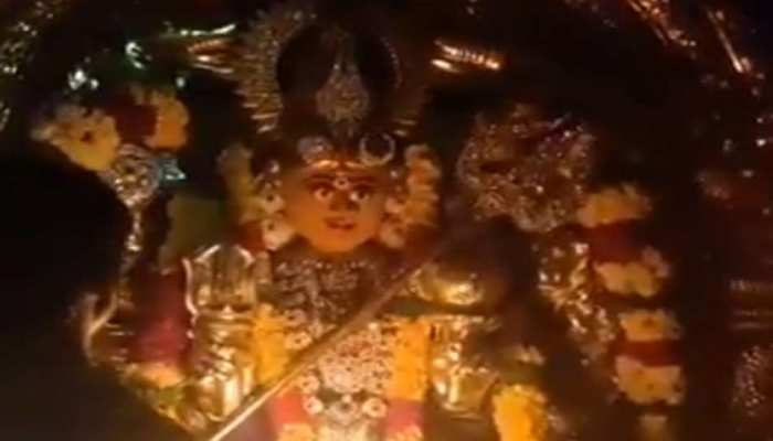 आरती के दौरान बदलते हैं मां दुर्गा के चेहरे के भाव, देखिए ये अद्भुत VIDEO