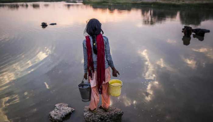 पंजाब के इस जिले में गंदा पानी पाने को मजबूर लोग, सरकार नहीं दे रही कोई ध्यान पंजाब के इस जिले में गंदा पानी पाने को मजबूर लोग, सरकार नहीं दे रही कोई ध्यान