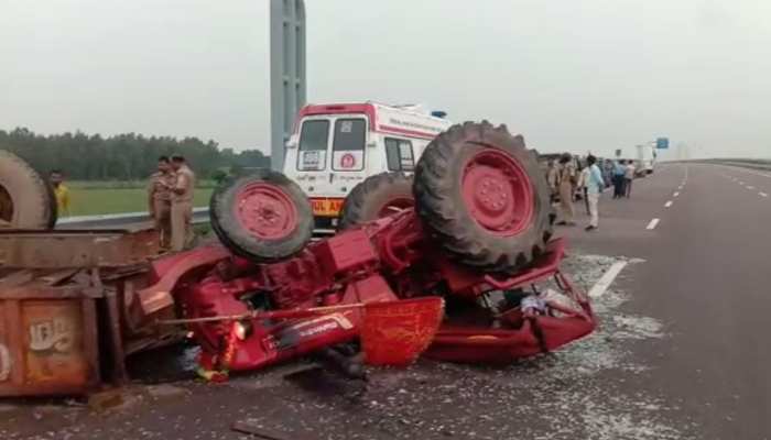 आगरा-लखनऊ एक्सप्रेसवे पर भीषण बस हादसा, 2 लोगों की मौत, ट्रॉली के उड़े परखच्चे आगरा-लखनऊ एक्सप्रेसवे पर भीषण बस हादसा, 2 लोगों की मौत, ट्रॉली के उड़े परखच्चे