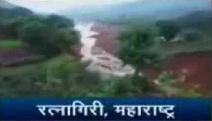 बारिश के चलते रत्नागिरी में जमीन में आई दरारें, पत्थर गिरने से दो मकान ध्वस्त बारिश के चलते रत्नागिरी में जमीन में आई दरारें, पत्थर गिरने से दो मकान ध्वस्त