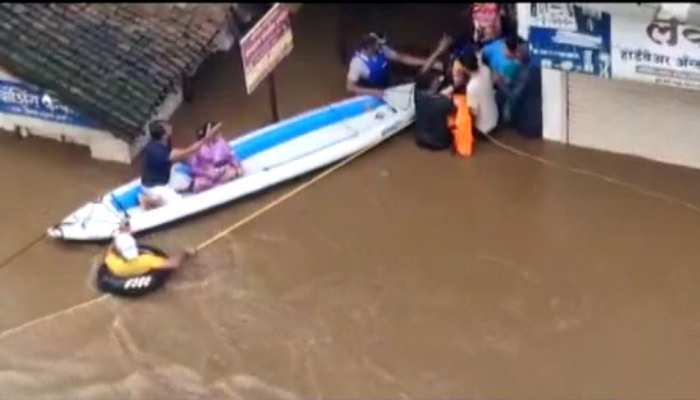 महाराष्ट्र: कई जिले बाढ़ से प्रभावित, VIDEO में देखें कितने बुरे हुए हालात, लोगों को किया जा रहा रेस्क्यू महाराष्ट्र: कई जिले बाढ़ से प्रभावित, VIDEO में देखें कितने बुरे हुए हालात, लोगों को किया जा रहा रेस्क्यू