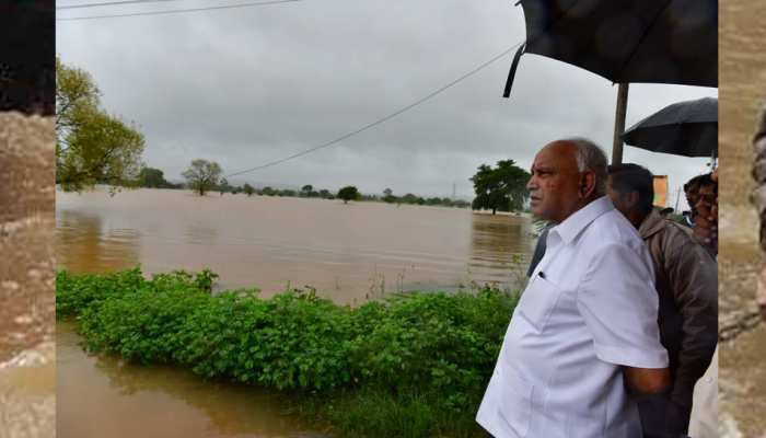 भीषण बाढ़ की चपेट में उत्तर कर्नाटक, CM येदियुरप्पा बाढ़ प्रभावित इलाके में खुद रुककर ले रहे हैं जायजा भीषण बाढ़ की चपेट में उत्तर कर्नाटक, CM येदियुरप्पा बाढ़ प्रभावित इलाके में खुद रुककर ले रहे हैं जायजा