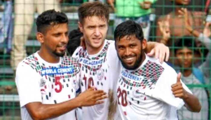 Football: मोहन बागान के ‘Fans’ की शर्मनाक हरकत; ईस्ट बंगाल का गेट उखाड़ा, देखें VIDEO Football: मोहन बागान के ‘Fans’ की शर्मनाक हरकत; ईस्ट बंगाल का गेट उखाड़ा, देखें VIDEO