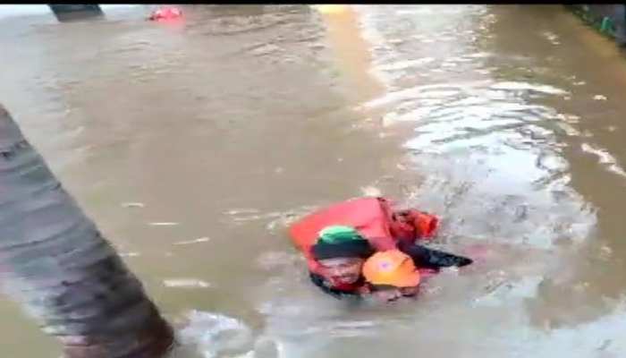गुजरात में बारिश से 12 घंटे में 10 लोगों की मौत, अब तक 98 लोगों की गई जान गुजरात में बारिश से 12 घंटे में 10 लोगों की मौत, अब तक 98 लोगों की गई जान