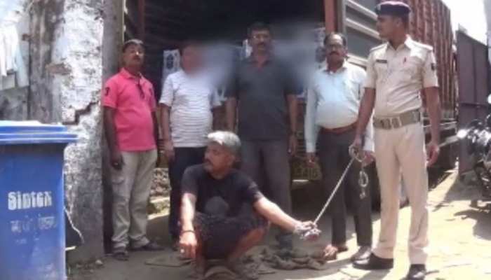 बिहारः मोटर पार्ट्स कंटेनर में भरा था शराब, उत्पाद विभाग ने पकड़ा बिहारः मोटर पार्ट्स कंटेनर में भरा था शराब, उत्पाद विभाग ने पकड़ा