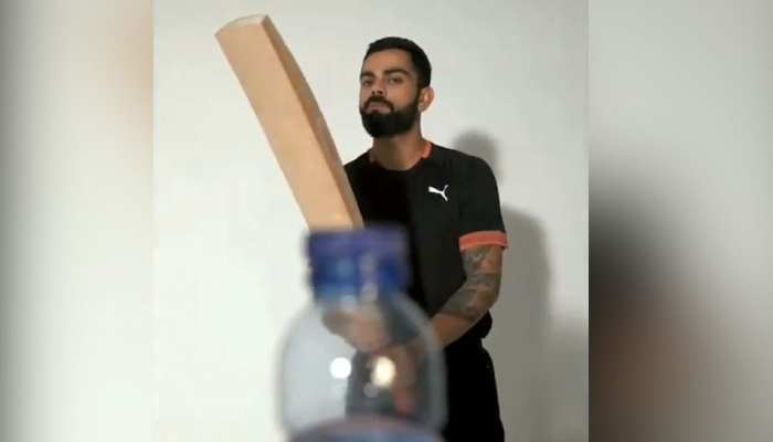 विराट कोहली ने बल्ले से खोला बोतल का ढक्कन, आप भी देखें मजेदार VIDEO विराट कोहली ने बल्ले से खोला बोतल का ढक्कन, आप भी देखें मजेदार VIDEO