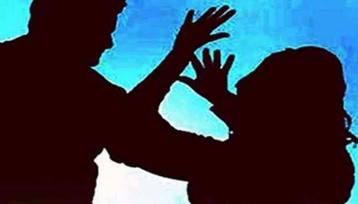 आधी रात में ब्वॉयफ्रेंड से कहने पहुंची थी सॉरी, बाथरूम में छिपी और फिर... आधी रात में ब्वॉयफ्रेंड से कहने पहुंची थी सॉरी, बाथरूम में छिपी और फिर...