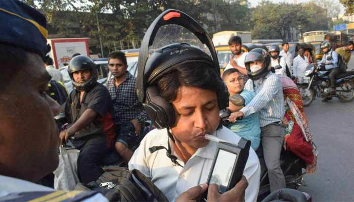 पुलिस पूछेगी 3 सवाल और पता चल जाएगा कितनी मात्रा में पी है शराब, जानिए पूरी खबर पुलिस पूछेगी 3 सवाल और पता चल जाएगा कितनी मात्रा में पी है शराब, जानिए पूरी खबर