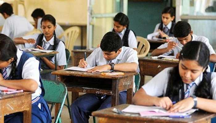 परीक्षा फीस में बढ़ोतरी पर सीबीएसई ने दी सफाई, बताया बढ़ाया सिर्फ इतना शुल्क परीक्षा फीस में बढ़ोतरी पर सीबीएसई ने दी सफाई, बताया बढ़ाया सिर्फ इतना शुल्क