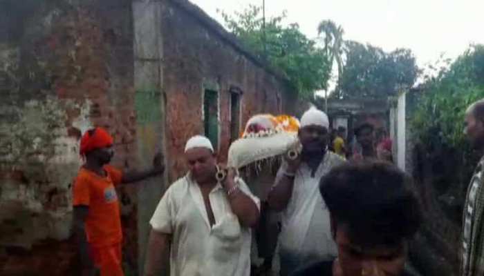 मुस्लिम दोस्त ने कराया हिंदू मित्र का इलाज, मौत के बाद किया रीति-रिवाज से दाह संस्कार मुस्लिम दोस्त ने कराया हिंदू मित्र का इलाज, मौत के बाद किया रीति-रिवाज से दाह संस्कार