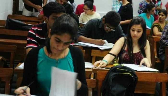 CBSE ने परीक्षा शुल्क में बढ़ोतरी पर दूर किया कन्फ्यूजन, बताया सबको देने होंगे ₹ 1500 CBSE ने परीक्षा शुल्क में बढ़ोतरी पर दूर किया कन्फ्यूजन, बताया सबको देने होंगे ₹ 1500