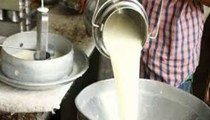 राजस्थान: 'शुद्ध के लिए युद्ध' अभियान के दौरान चौमूं में छापेमारी, 300 लीटर मिलावटी दूध बरामद राजस्थान: 'शुद्ध के लिए युद्ध' अभियान के दौरान चौमूं में छापेमारी, 300 लीटर मिलावटी दूध बरामद