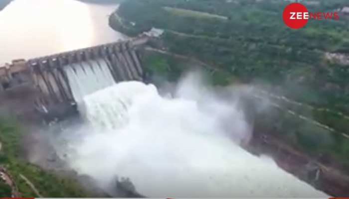 VIDEO: आंध्र प्रदेश के श्रीशैलम बांध के खोले गए गेट, ड्रोन कैमरे में कैद हुआ अद्भुत नजारा VIDEO: आंध्र प्रदेश के श्रीशैलम बांध के खोले गए गेट, ड्रोन कैमरे में कैद हुआ अद्भुत नजारा