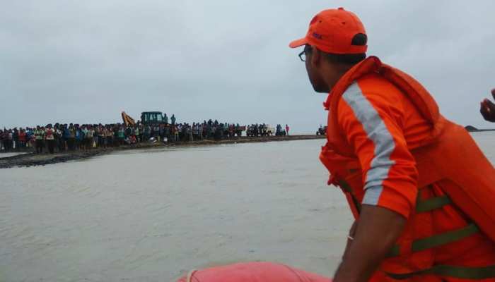 VIDEO: कच्छ में NDRF की टीम ने बाढ़ में फंसे 192 लोगों को कैसे सुरक्षित निकाला VIDEO: कच्छ में NDRF की टीम ने बाढ़ में फंसे 192 लोगों को कैसे सुरक्षित निकाला