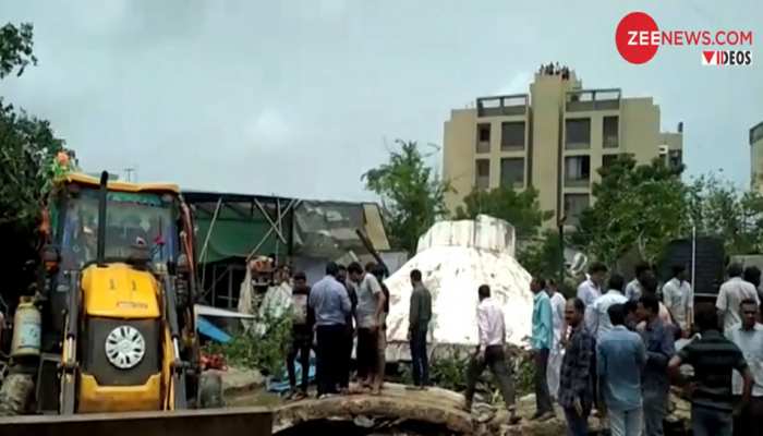 VIDEO: अहमदाबाद में कुछ ही मिनटों में राख में तब्दील हो गई पानी की टंकी, 3 लोगों की मौत VIDEO: अहमदाबाद में कुछ ही मिनटों में राख में तब्दील हो गई पानी की टंकी, 3 लोगों की मौत