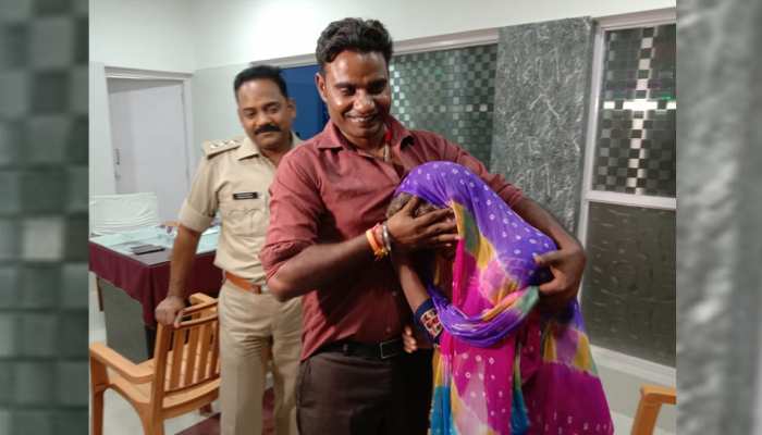 आगरा पुलिस की मदद से 10 साल बाद बेटे से मिली मां, हर किसी की आंखें हो गईं नम आगरा पुलिस की मदद से 10 साल बाद बेटे से मिली मां, हर किसी की आंखें हो गईं नम