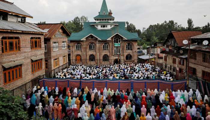 जम्मू-कश्मीर में बकरीद पर शांति, टुकड़े-टुकड़े गैंग की बोलती बंद कर देगा ये VIDEO जम्मू-कश्मीर में बकरीद पर शांति, टुकड़े-टुकड़े गैंग की बोलती बंद कर देगा ये VIDEO