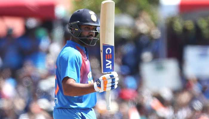 INDvsWI 2nd ODI: जब बल्लेबाज रोहित शर्मा ने थामा छाता, वायरल हो गई ये PHOTO INDvsWI 2nd ODI: जब बल्लेबाज रोहित शर्मा ने थामा छाता, वायरल हो गई ये PHOTO