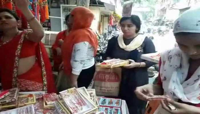 MP: रक्षाबंधन के लिए सजे बाजार, महिलाओं ने की जमकर खरीददारी MP: रक्षाबंधन के लिए सजे बाजार, महिलाओं ने की जमकर खरीददारी