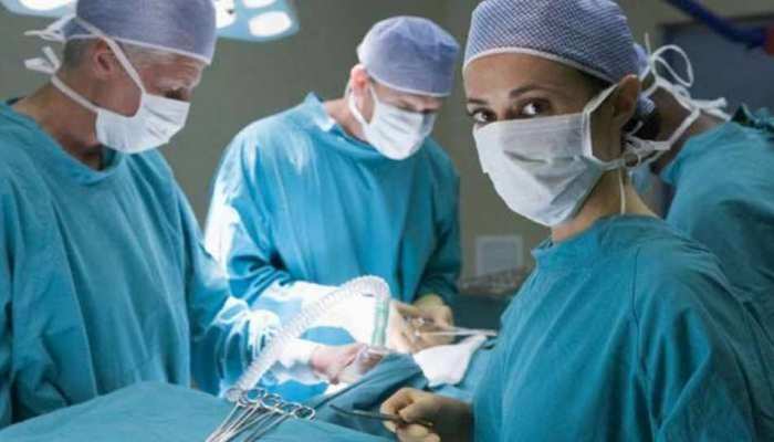 OMG: ऑपरेशन थिएटर में डॉक्टर हुए हैरान, शख्स के पेट से निकला 3 किलो मेटल OMG: ऑपरेशन थिएटर में डॉक्टर हुए हैरान, शख्स के पेट से निकला 3 किलो मेटल
