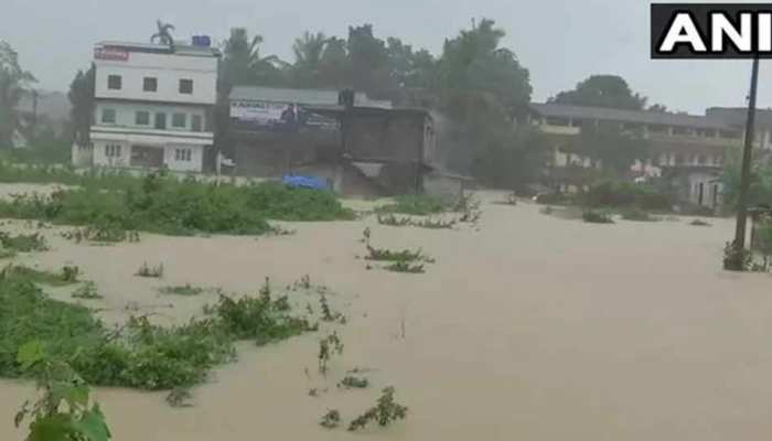 LIVE: केरल, कर्नाटक में बारिश का कहर, 250 लोगों की मौत, कई जगहों पर हुआ लैंडस्लाइड LIVE: केरल, कर्नाटक में बारिश का कहर, 250 लोगों की मौत, कई जगहों पर हुआ लैंडस्लाइड