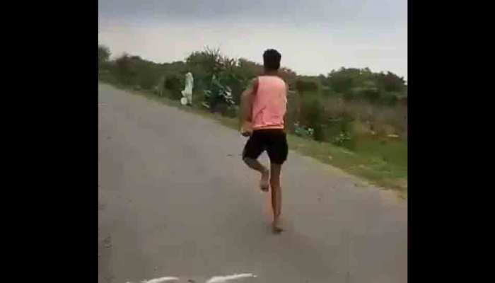 VIDEO: नंगे पैर 11 सेकंड में 100 मीटर दौड़ता है यह एथलीट, अब सरकार ट्रेनिंग दिलाएगी VIDEO: नंगे पैर 11 सेकंड में 100 मीटर दौड़ता है यह एथलीट, अब सरकार ट्रेनिंग दिलाएगी