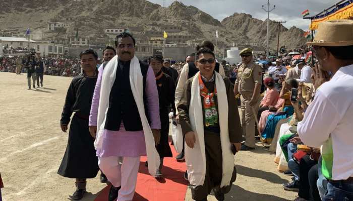 BJP महासचिव राम माधव ने लेह में मनाया स्वतंत्रता दिवस, बोले, 'लद्दाख के लोगों का सपना पूरा हुआ' BJP महासचिव राम माधव ने लेह में मनाया स्वतंत्रता दिवस, बोले, 'लद्दाख के लोगों का सपना पूरा हुआ'