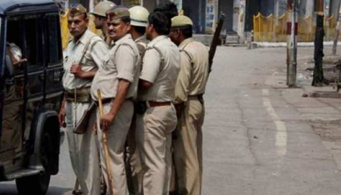मुजफ्फरनगर में 50 हजार के ईनामी बदमाश ने SSP के सामने किया सरेंडर मुजफ्फरनगर में 50 हजार के ईनामी बदमाश ने SSP के सामने किया सरेंडर