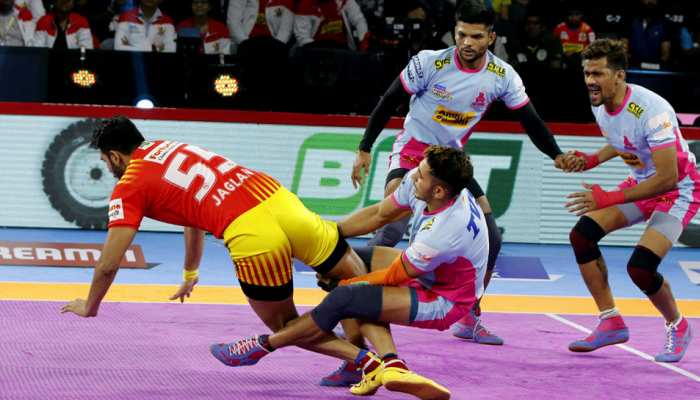 PKL 2019: जयपुर पिंक पैंथर्स पहुंचे टॉप पर, गुजरात फॉर्च्यूनजायंट्स की लगातार छठी हार PKL 2019: जयपुर पिंक पैंथर्स पहुंचे टॉप पर, गुजरात फॉर्च्यूनजायंट्स की लगातार छठी हार