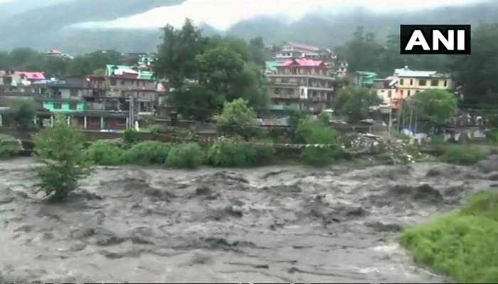 हिमाचल घूमने का प्लान बना रहे हैं तो अभी थोड़ा रूकें, हो रही है भारी बारिश, नदियां उफान पर हिमाचल घूमने का प्लान बना रहे हैं तो अभी थोड़ा रूकें, हो रही है भारी बारिश, नदियां उफान पर