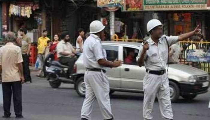 कोलकाता: जैगुआर कार की चपेट में आए दो बांग्लादेशी नागरिकों की मौत कोलकाता: जैगुआर कार की चपेट में आए दो बांग्लादेशी नागरिकों की मौत