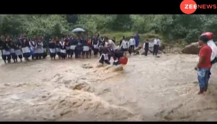 VIDEO: रुद्रप्रयाग में हो रही तेज बारिश, नदी-नाले उफान पर, सड़कों पर बह रहा पानी VIDEO: रुद्रप्रयाग में हो रही तेज बारिश, नदी-नाले उफान पर, सड़कों पर बह रहा पानी