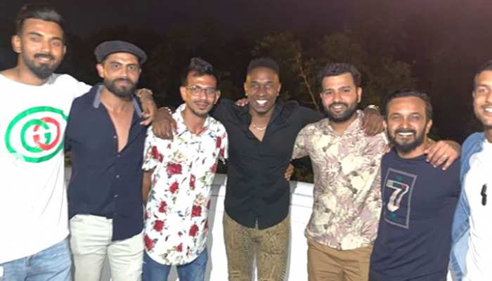 IND vs WI: ब्रायन लारा के घर मना जश्न, इन भारतीय खिलाड़ियों ने भी उड़ाई दावत IND vs WI: ब्रायन लारा के घर मना जश्न, इन भारतीय खिलाड़ियों ने भी उड़ाई दावत