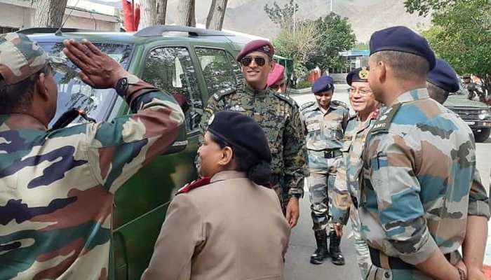 धोनी ने लेह में स्कूली बच्चों के साथ खेला क्रिकेट, जड़े चौके-छक्के; देखें PHOTO धोनी ने लेह में स्कूली बच्चों के साथ खेला क्रिकेट, जड़े चौके-छक्के; देखें PHOTO