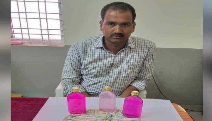 15 अगस्त को मिला था 'बेस्ट कांस्टेबल' का अवार्ड, अगले दिन हुआ रिश्वत लेते गिरफ्तार 15 अगस्त को मिला था 'बेस्ट कांस्टेबल' का अवार्ड, अगले दिन हुआ रिश्वत लेते गिरफ्तार