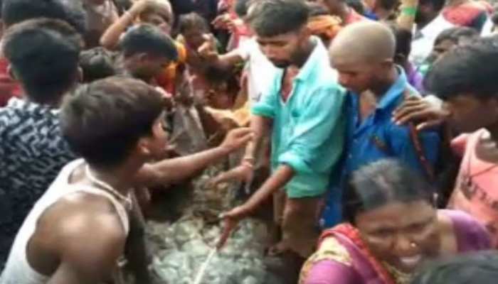 नवादा: शराब माफिया के खिलाफ महिलाओं ने खोला मोर्चा, शराब जब्त कर किया प्रदर्शन नवादा: शराब माफिया के खिलाफ महिलाओं ने खोला मोर्चा, शराब जब्त कर किया प्रदर्शन