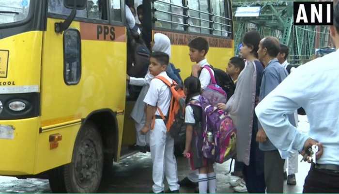 LIVE: 15 दिन बाद कश्मीर में खुले प्राइमरी स्कूल, 10वीं के ऊपर के स्कूल रहेंगे बंद LIVE: 15 दिन बाद कश्मीर में खुले प्राइमरी स्कूल, 10वीं के ऊपर के स्कूल रहेंगे बंद