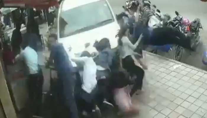 फुटपाथ पर खड़े थे लोग, चालक ने सब पर नशे में चढ़ा दी कार, चौंका देगा VIDEO फुटपाथ पर खड़े थे लोग, चालक ने सब पर नशे में चढ़ा दी कार, चौंका देगा VIDEO