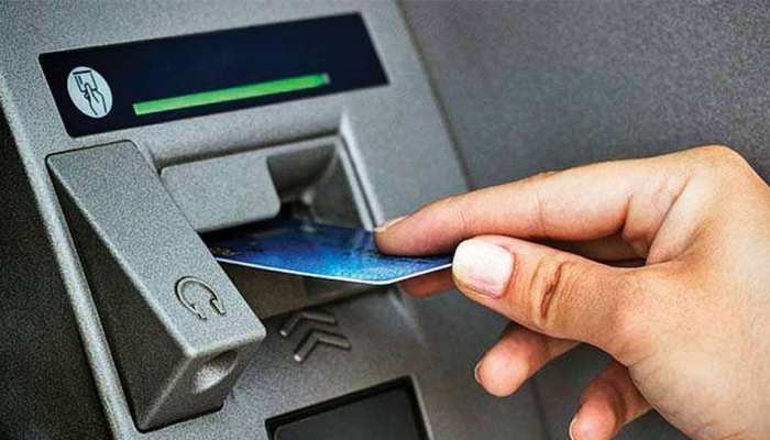 ATM यूज करने वालों को बड़ा फायदा, RBI ने बैंकों को जारी किया सर्कुलर ATM यूज करने वालों को बड़ा फायदा, RBI ने बैंकों को जारी किया सर्कुलर