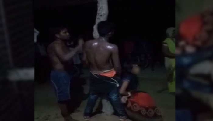 सुल्तानपुर: पहले युवक-युवती को खंबे से बांधा फिर जमकर लगाई धुनाई, VIDEO VIRAL सुल्तानपुर: पहले युवक-युवती को खंबे से बांधा फिर जमकर लगाई धुनाई, VIDEO VIRAL
