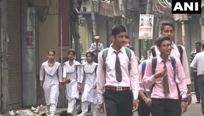 पटरी पर लौट रही है जम्मू कश्मीर के लोगों की जिंदगी, आज खुलेंगे माध्यमिक स्कूल पटरी पर लौट रही है जम्मू कश्मीर के लोगों की जिंदगी, आज खुलेंगे माध्यमिक स्कूल
