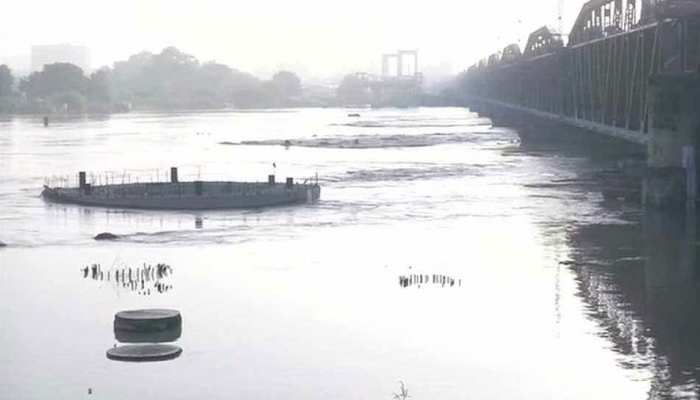 दिल्ली पर बाढ़ का खतरा, खतरे के निशान से इतने मीटर ऊपर पहुंचा यमुना का पानी दिल्ली पर बाढ़ का खतरा, खतरे के निशान से इतने मीटर ऊपर पहुंचा यमुना का पानी