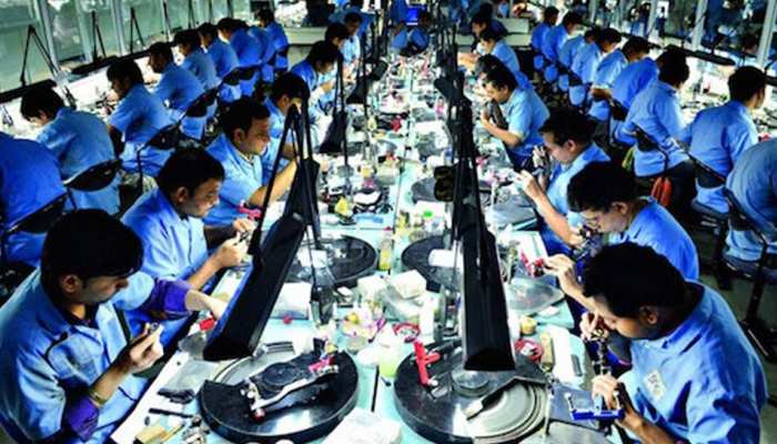 मंदी की चपेट में सूरत का हीरा कारोबार, 15000 से ज्यादा कारीगर हुए बेरोजगार मंदी की चपेट में सूरत का हीरा कारोबार, 15000 से ज्यादा कारीगर हुए बेरोजगार
