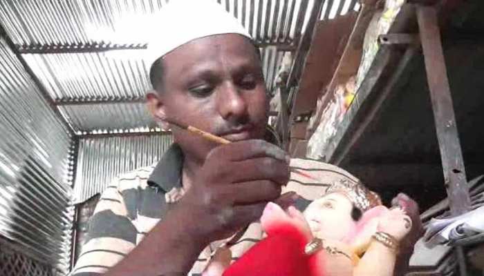 बप्पा की मूर्ति तैयार करता है सोलापुर का यह मुस्लिम मूर्तिकार, कही ये बड़ी बात बप्पा की मूर्ति तैयार करता है सोलापुर का यह मुस्लिम मूर्तिकार, कही ये बड़ी बात