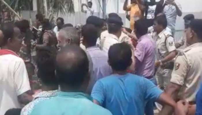 बिहारः खगड़िया में मरीज के परिजनों ने की डॉक्टर की पिटाई, इलाज में लापरवाही का आरोप बिहारः खगड़िया में मरीज के परिजनों ने की डॉक्टर की पिटाई, इलाज में लापरवाही का आरोप