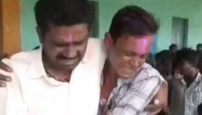 VIDEO: टीचर की विदाई में स्कूली बच्चों के साथ रोया पूरा गांव, खुद मास्टर जी भी नहीं रोक पाए आंसू VIDEO: टीचर की विदाई में स्कूली बच्चों के साथ रोया पूरा गांव, खुद मास्टर जी भी नहीं रोक पाए आंसू