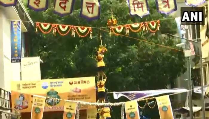 मुंबई में दही हांडी उत्सव की रही धूम, सड़कों पर निकले 'गोविंदा' मुंबई में दही हांडी उत्सव की रही धूम, सड़कों पर निकले 'गोविंदा'