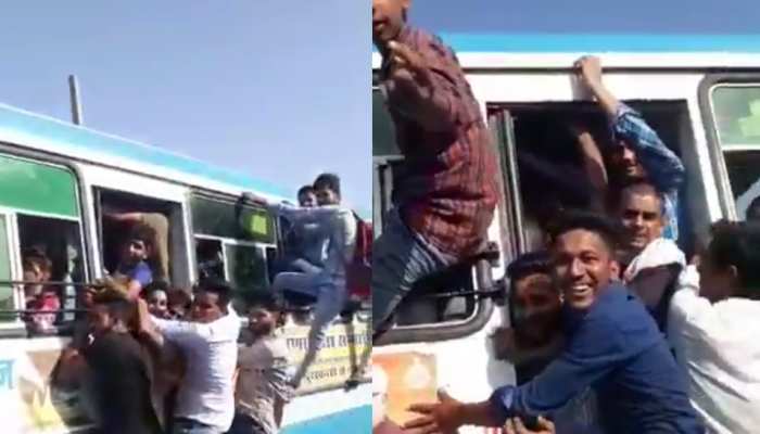 Video: रोडवेज बस में लटके हुए छात्र खोल रहे हैं हरियाणा ट्रांसपोर्ट सुविधाओं की पोल Video: रोडवेज बस में लटके हुए छात्र खोल रहे हैं हरियाणा ट्रांसपोर्ट सुविधाओं की पोल