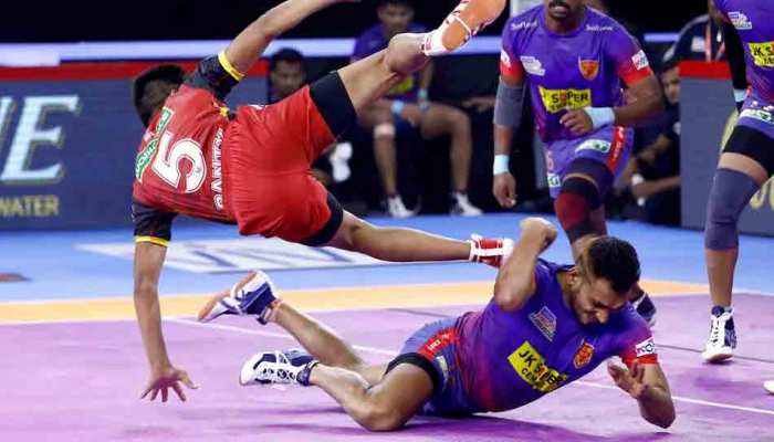 PKL-7: पवन पर भारी पड़े नवीन सहरावत, दिल्ली की घर में विजयी शुरुआत PKL-7: पवन पर भारी पड़े नवीन सहरावत, दिल्ली की घर में विजयी शुरुआत